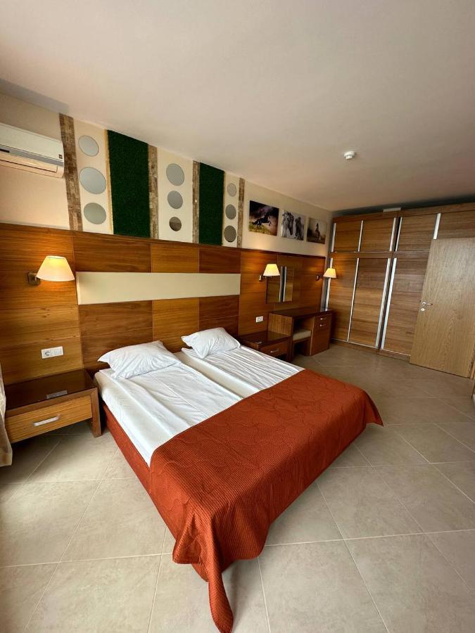 Briz Beach Apartments - Section B Pantai Sunny Bagian luar foto