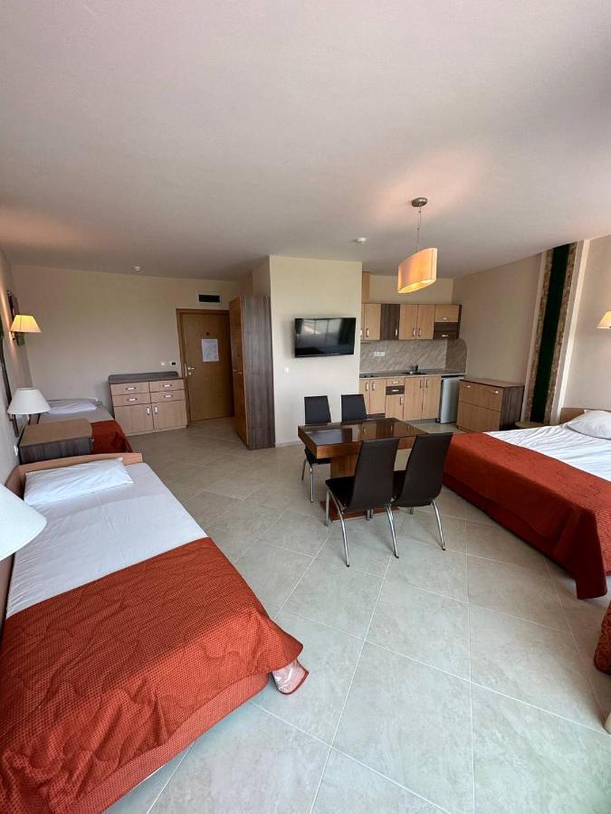 Briz Beach Apartments - Section B Pantai Sunny Bagian luar foto