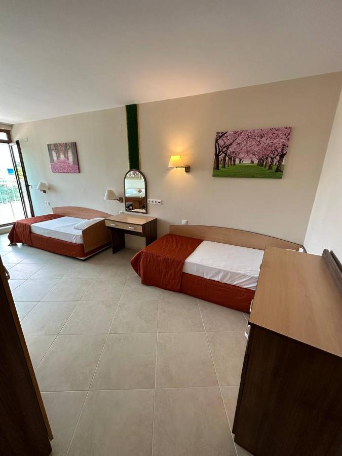 Briz Beach Apartments - Section B Pantai Sunny Bagian luar foto