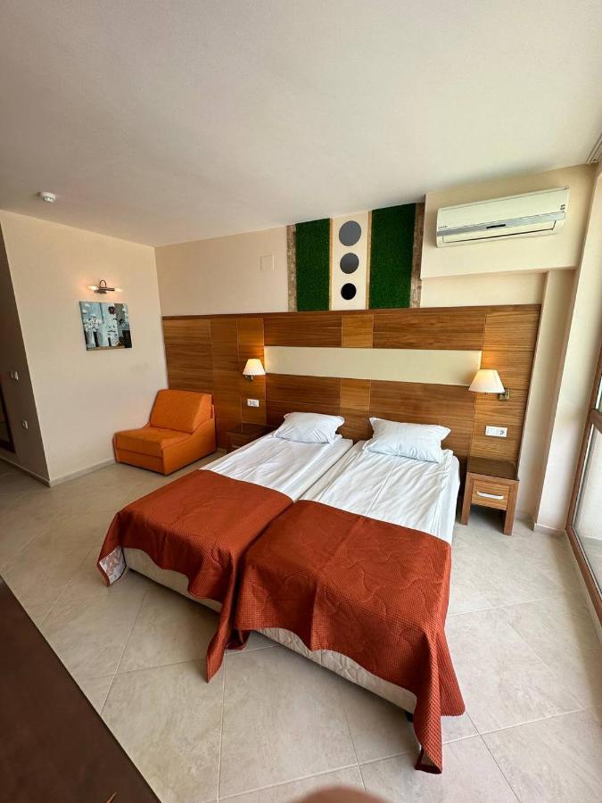 Briz Beach Apartments - Section B Pantai Sunny Bagian luar foto