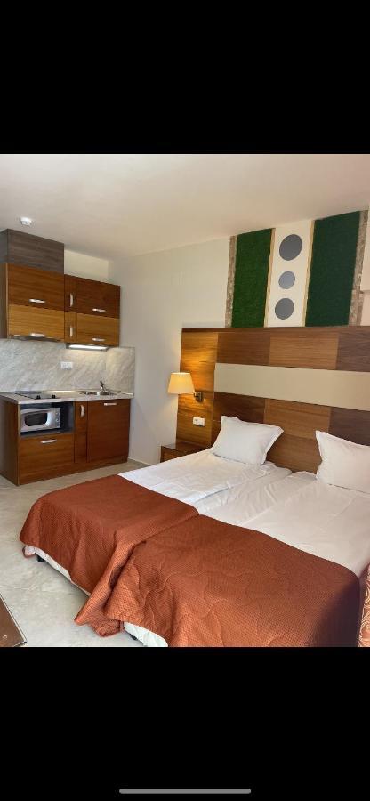 Briz Beach Apartments - Section B Pantai Sunny Bagian luar foto