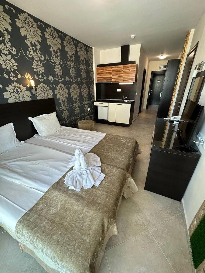 Briz Beach Apartments - Section B Pantai Sunny Bagian luar foto