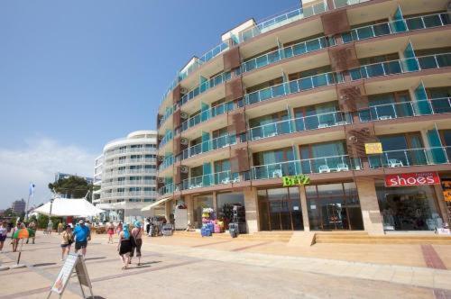 Briz Beach Apartments - Section B Pantai Sunny Bagian luar foto